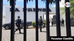 Miembros de la Policía Nacional de Nicaragua durante el allanamiento a las instalaciones de La Prensa el 13 de agosto de 2021. [Foto Houston Castillo/VOA]