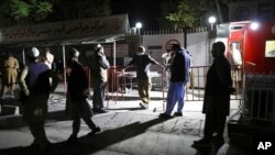 Ciudadanos afganos esperan fuera de un hospital para ver a sus familiares en Kabul, Afganistán, 30 de abril de 2021. Un potente camión bomba golpeó una casa de huéspedes en el este de Afganistán el viernes, matando a decenas e hiriendo hasta a 90, dijo el