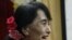ທ່ານນາງ Aung San Suu Kyi ທີ່ສະໜາມບິນສາກົນຂອງນະຄອນຢ່າງກຸ້ງ ຂະນະທີ່ກໍາລັງຈະອອກເດີນທາງ ໄປຢ້ຽມຢາມຢູໂຣບ, ວັນທີ 13 ມີຖຸນາ 2012.