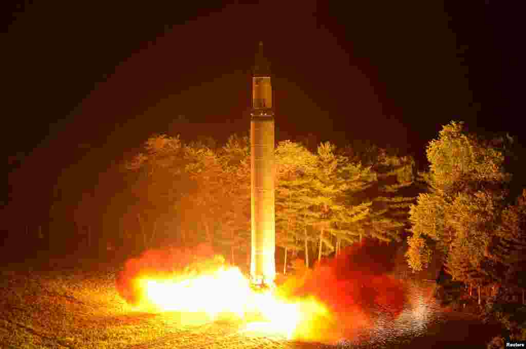 북한이 ICBM &#39;화성-14&#39; 탄도미사일의 2차시험발사를 자강도 무평리에서 실시했다.