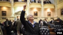 Maggie McIntosh, anggota perwakilan dari Baltimore, mengacungkan ibu jarinya setelah pemerintah negarabagian Maryland meloloskan peraturan pernikahan untuk gay di Annapolis (Foto: dok).