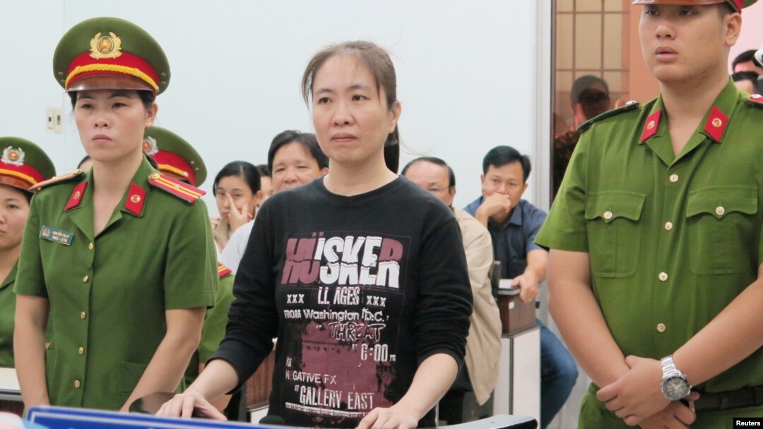 Blogger Vietnam, Nguyen Ngoc Nhu Quynh (tengah) hadir dalam pengadilan banding di Nha Trang, Vietnam hari Kamis (30/11). 