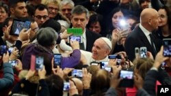 Paus Fransiskus tiba untuk bertemu dengan penduduk di Italia tengah yang dilanda gempa bumi, di aula Paus Paulus IV, di Vatikan, 5 Januari 2017. (AP Photo/Andrew Medichini).