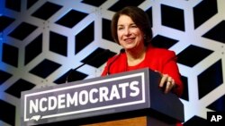 Thượng nghị sĩ Dân chủ Amy Klobuchar, bang Minnesota, (và dân biểu Dân chủ Adam Schiff) đệ trình Luật Trách nhiệm Tự do Báo chí Jamal Khashoggi.