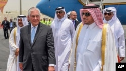 Menlu AS Rex Tillerson tiba di Doha, Qatar, 11 Juli 2017. (Qatar News Agency via AP)