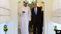 John Kerry y el primer ministro de Qatar, el jeque Hamad bin Jassim Al Thani, en Doha.