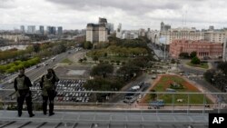 La police argentine sur le toit du centre culturel Kirchner lors du Forum sur l’Investissement et le Business, le 13 septembre 2016 à Buenos Aires.