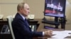 El presidente ruso Vladimir Putin preside una reunión con miembros de su gobierno, a través de un enlace de video, en la residencia estatal Novo-Ogaryovo en las afueras de Moscú, Rusia, el 16 de octubre de 2024. (REUTERS)