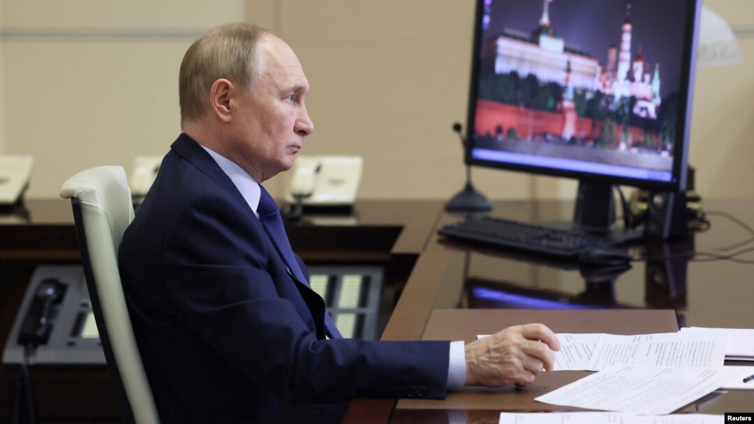 El presidente ruso Vladimir Putin preside una reunión con miembros de su gobierno, a través de un enlace de video, en la residencia estatal Novo-Ogaryovo en las afueras de Moscú, Rusia, el 16 de octubre de 2024. (REUTERS)