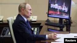 El presidente ruso Vladimir Putin preside una reunión con miembros de su gobierno, a través de un enlace de video, en la residencia estatal Novo-Ogaryovo en las afueras de Moscú, Rusia, el 16 de octubre de 2024. (REUTERS)