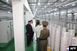 Pemimpin Korea Utara Kim Jong Un (tengah) sedang memeriksa Institut Senjata Nuklir dan pangkalan produksi bahan nuklir tingkat senjata, di lokasi yang dirahasiakan di Korea Utara. (Foto: KCNA via AFP)