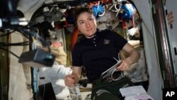 Astronot dan Teknisi Ekspedisi Penerbangan 59 Christina Koch sedang bekerja di dalam Stasiun Antariksa Internasional, 8 April 2019.
