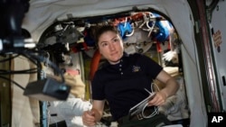 En esta foto del 8 de abril de 2019 proporcionada por la NASA, la astronauta e ingeniera de vuelo de la Expedición 59, Christina Koch, trabaja en trajes espaciales de EE.UU. en la Estación Espacial Internacional. Koch permanecerá a bordo hasta febrero de 2020.