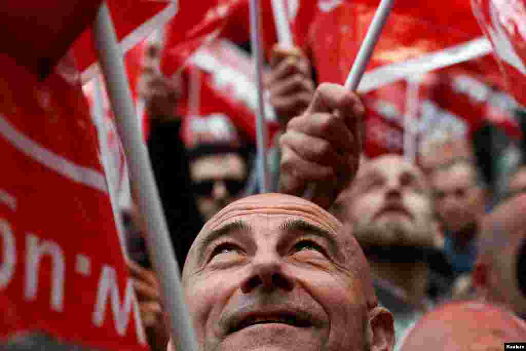 Anggota UGT (Union General de Trabajadores) dan CCOO (Confederacion Sindical de Comisiones Obreras), dua serikat pekerja utama Spanyol, melakukan unjuk rasa menuntut pengurangan jam kerja dari 40 menjadi 37,5 jam per minggu, di Madrid, Spanyol. (Reuters)