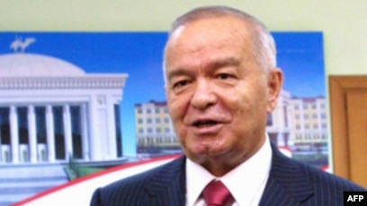 Mototsiklda yalangoch ayollar