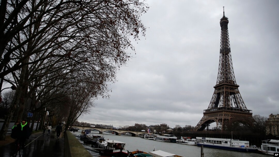 Menara Eiffel kembali ditutup, Jumat (24/1), sementara serikat-serikat buruh Perancis mengadakan aksi mogok dan unjuk rasa terbaru di berbagai penjuru negara itu. (Foto: dok).