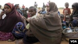 Perempuan dan anak-anak Somalia menjadi pengungsi di kamp Daadab, Kenya akibat konflik yang berkecamuk di negaranya (foto: dok).