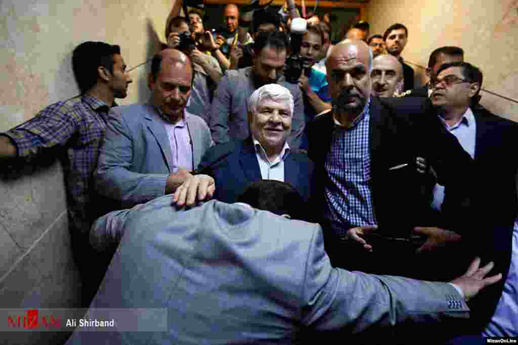 حضور محمد هاشمی در نام نویسی انتخابات ریاست جمهوری حتی با وجود مانع بر سر راهش عکس: علی شیربند 