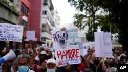 Trabajadores públicos activos y jubilados, incluidos maestros, protestan por mejores salarios y el resto de su bono de vacaciones en Caracas, Venezuela, el martes 2 de agosto de 2022. Foto AP.