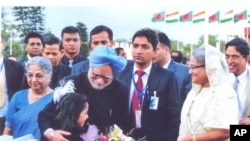 ভারতের প্রধানমন্ত্রী মনমোহন সিংকে  বিমানবন্দরে বিদায় জানান বাংলাদেশের প্রধানমন্ত্রী শেখ হাসিনা