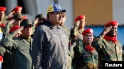 El mismo día, el presidente en disputa Nicolás Maduro hizo un llamado al pueblo de Venezuela para recolectar firmas contra lo que llamó "una intervención militar gringa".