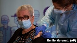 Josefa Perez (89 tahun) sedang divaksin vaksin virus Corona di rumah lansia l'Hospitalet de Llobregat di Barcelona, Spanyol, Minggu, 27 Desember 2020. (Foto: AP)