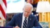 PresidenJoe Biden menandatangani Rencana Penyelamatan AS atau paket bantuan untuk menangani imbas pandemi COVID-19, di Oval Office, Gedung Putih, 11 Maret 2021. 