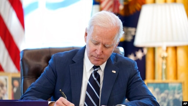 Tổng thống Joe Biden ký ban hành Kế hoạch Giải cứu của Mỹ, gói cứu trợ COVID, tại Toà Bạch Ốc ngày 11/3/2021.