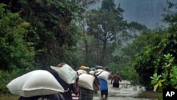 Flood victims in Sri Lanka's Ampara district carry home food rations distributed by WFP