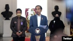 Presiden Jokowi menyampaikan keterangan pers di Istana Merdeka, Rabu, 24 Juni 2020, terkait sistem informasi terintegrasi Bersatu Lawan Covid-19 (BLC) untuk menentukan zonasi tingkat penularan di masa Pandemi sekarang ini. (Photo: BPMI Setpres / Twitter @setkabgoid)