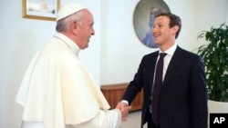 Le pape François a rencontré le jeune créateur de Facebook, Mark Zuckerberg, au Vatican, le 29 août 2016.