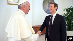 El papa Francisco y Mark Zuckerberg conversaron en la residencia de Santa Marta, donde vive el pontífice.