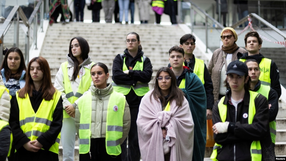 Studenti-redari ispred zgrade Radio-televizije Srbije, 11. mart 2025. (Foto: REUTERS/ Djordje Kojadinovic)