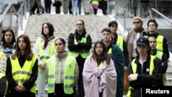 Studenti-redari ispred zgrade Radio-televizije Srbije, 11. mart 2025. (Foto: REUTERS/ Djordje Kojadinovic)