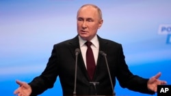 El presidente ruso Vladimir Putin visita la sede de su campaña después de las elecciones presidenciales en Moscú, Rusia, la madrugada del lunes 18 de marzo de 2024.