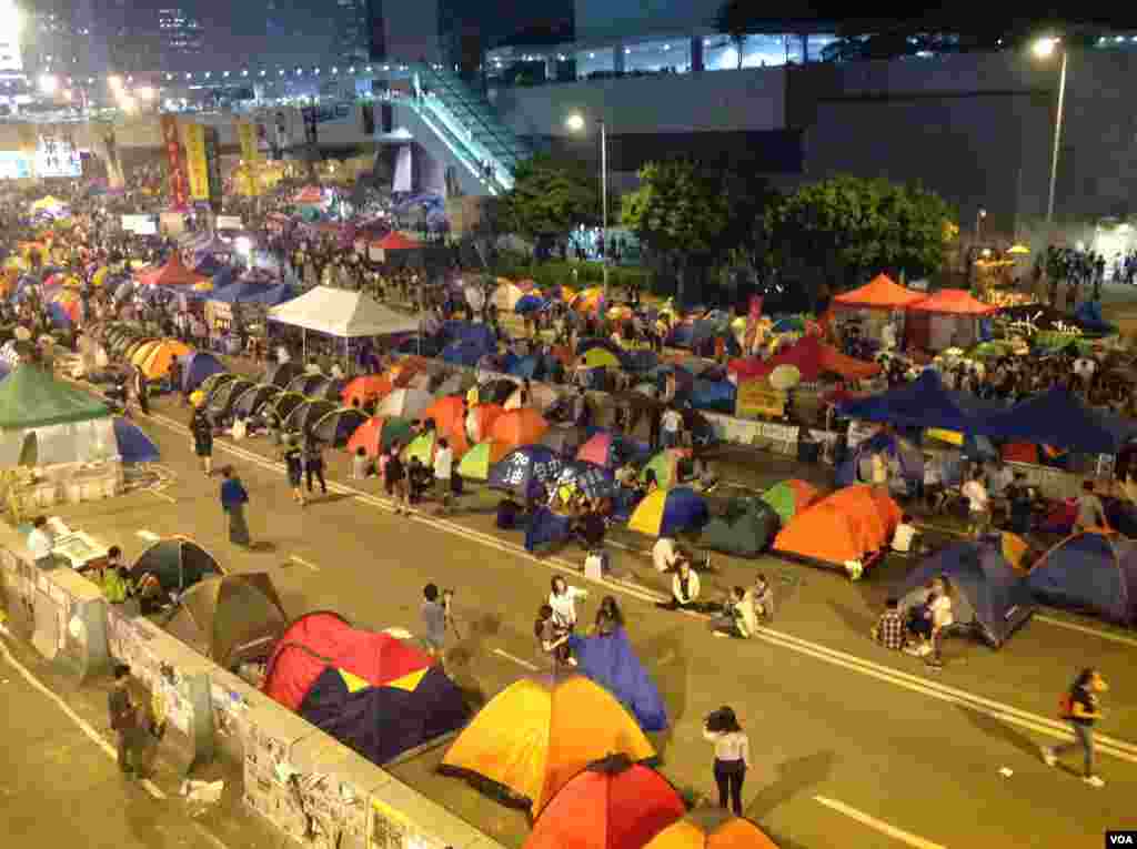 万余学生和市民周三晚在金钟继续集会抗议警察涉嫌暴力（美国之音海彦拍摄）