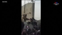 Քաբուլի օդանավակայանում աֆղանցիների քաոսային ամբոխի միջից պատի վրայով աղջիկ երեխային հանձնում են մի ամերիկացի զինվորի