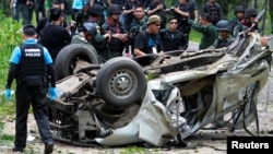 2016年9月23日军事人员检查泰国南部惹拉府炸弹袭击现场