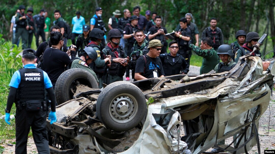 Personel militer memeriksa lokasi serangan bom di distrik Krong Pinang, Yala, Thailand, 23 September 2016. (REUTERS/Surapan Boonthanom)