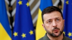 Presiden Ukraina Volodymyr Zelenskyy berbicara dengan media saat tiba di KTT Uni Eropa di Brussels, Kamis, 27 Juni 2024. (Foto: AP)