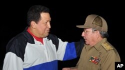 Chávez es recibido una vez más en La Habana por el gobernante cubano Raúl Castro.