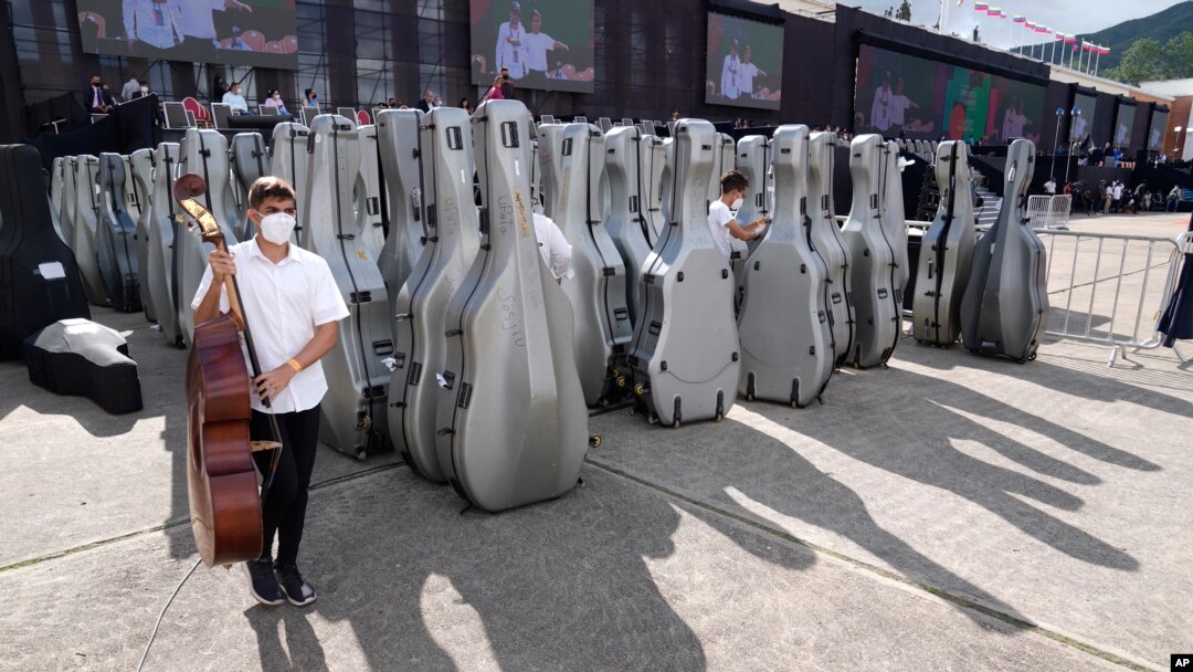 Miembros del Sistema Nacional de Orquestas se reúnen previo al evento para intentar romper un récord mundial Guinness para la mayoría de los instrumentos utilizados en una pieza musical, en Caracas, Venezuela, el sábado 13 de noviembre de 2021.