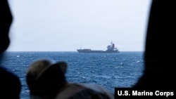 美国海军陆战队员登检涉嫌违反美国封锁而驶往伊朗的商船“蓝星3号”。(2026年4月28日)