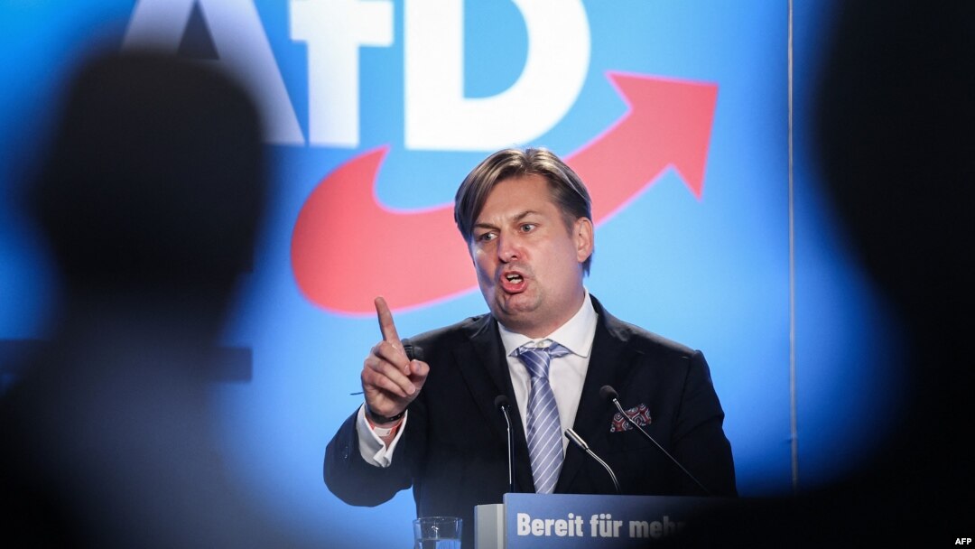Maximilian Krah, thành viên đảng AfD, phát biểu tại khu hội chợ ở Magdeburg, Đức, vào ngày 29/7/2023. Một phụ tá của ông Krah vừa bị bắt vì tình nghi làm gián điệp cho Trung Quốc.