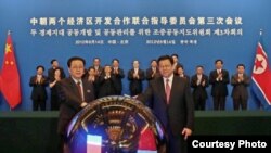 14일 베이징에서 경제 개발 협력에 합의한 후 악수하는 장성택 북한 국방위원회 부위원장(왼쪽)과 천더밍 중국 상무부장. 중국 상무부 웹사이트.