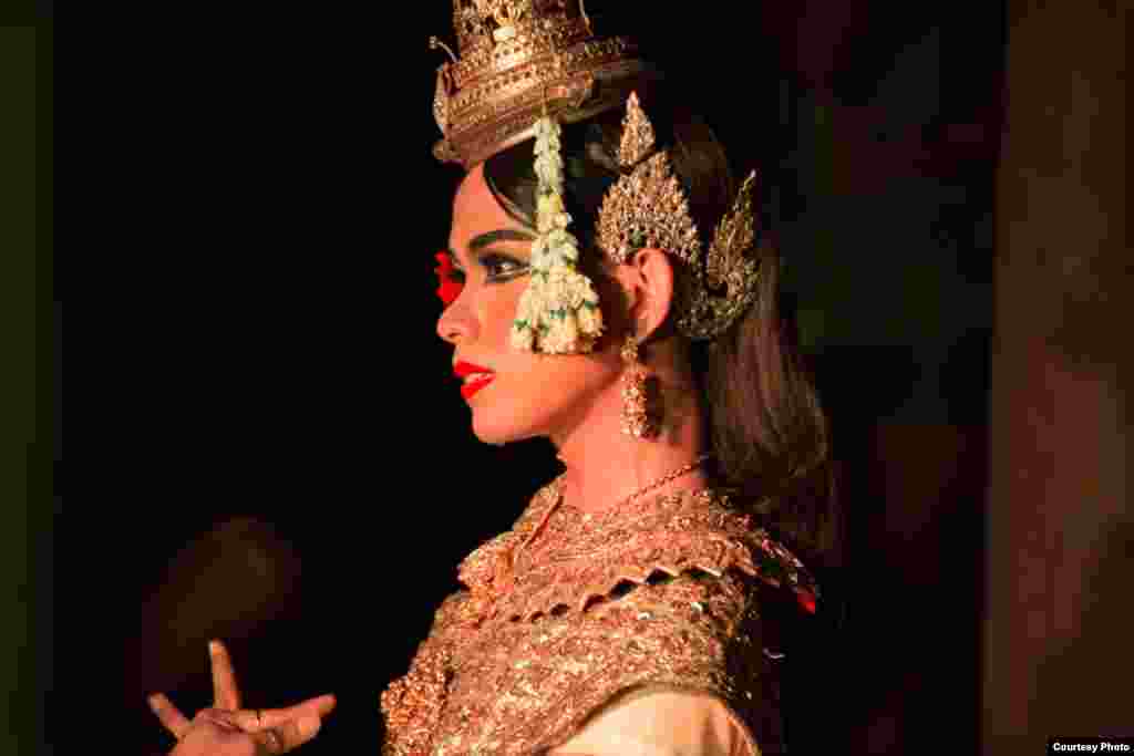 Choung Veasna, 19, showcases apsara dancing at his first debut in Siem Reap, Cambodia, July 14, 2017. (Photo: Enric Contreras) 