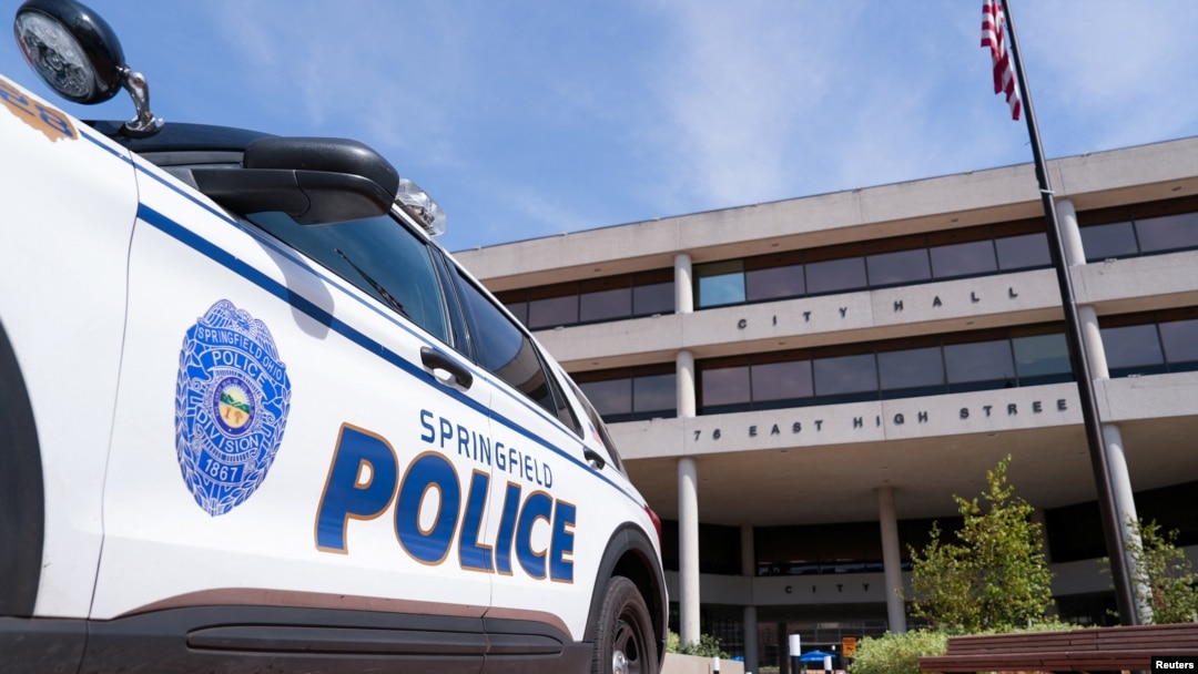 Yon machin polis chita devan Otel de Vil Ohio a kote gouvenman an resevwa yon menas bonm epi oblije evakye Jedi maten nan Springfield, 12 Sept. 2024. 