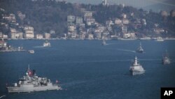 Kapal-kapal AL Turki melintas Selat Bosporus di Istanbul, 9 Maret 2019.