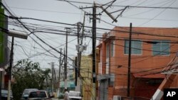 Les rues sont jonchées de débris, câbles et pylônes électriques après le passage de l'ouragan Maria, qui a frappé la région orientale de l'île à Humacao, Porto Rico, le 20 septembre 2017.