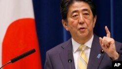 日本首相安倍在东京的一个记者会上讲话 （2015年5月14日 资料照片）